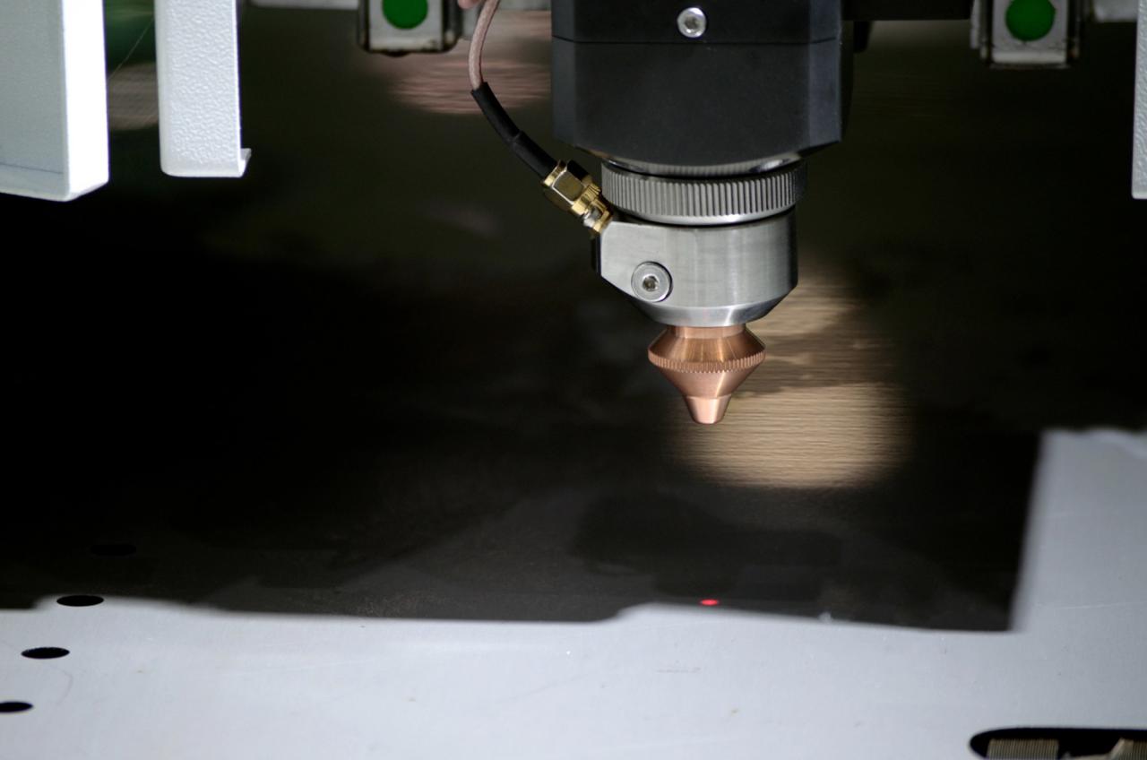 1500*3000mm 500w Racuys Or Ipg Fiber Laser Cutting Machine 1500*3000 mm 500w Racuys eller Ipg fiberlaserskæremaskine