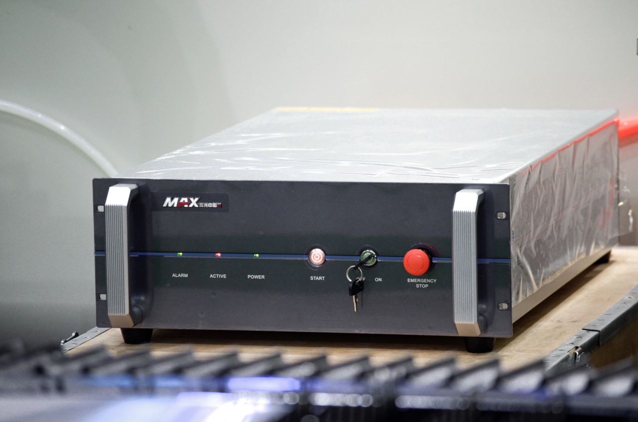 1500*3000mm 500w Racuys Or Ipg Fiber Laser Cutting Machine 1500*3000 mm 500w Racuys eller Ipg fiberlaserskæremaskine