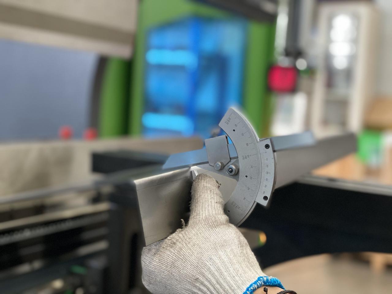 16mm Hydraulic Guillotine Shearing Machine For Sheet Metal Cutting 6 Meters 16mm hydraulisk guillotineklippemaskine til pladeskæring 6 meter