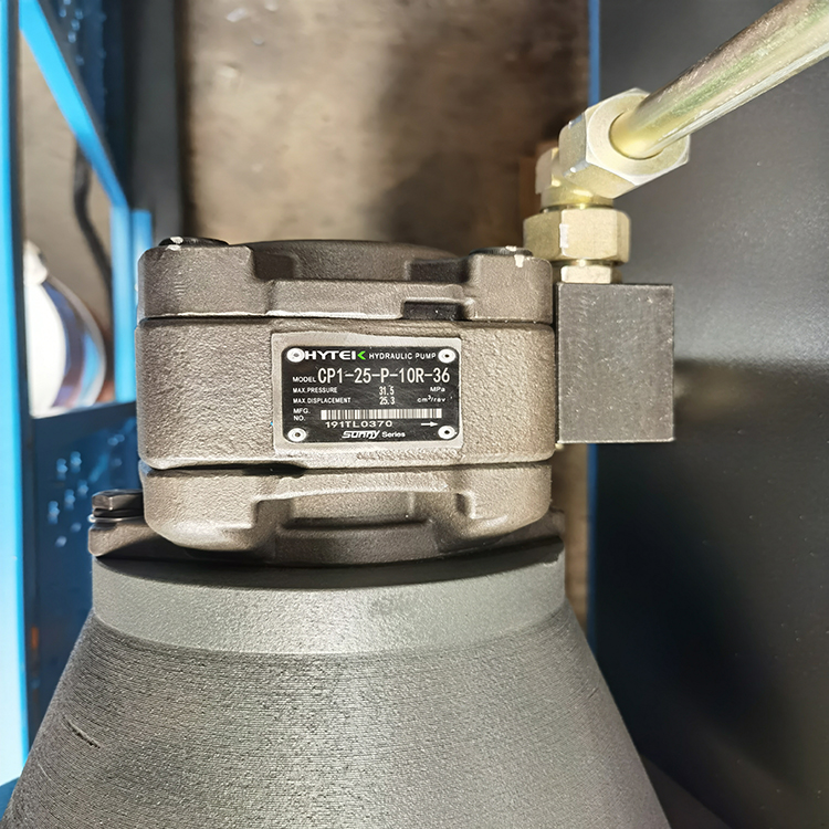 300t/4000 Hydraulic Press Brake Machine 300t/4000 hydraulisk kantpressemaskine