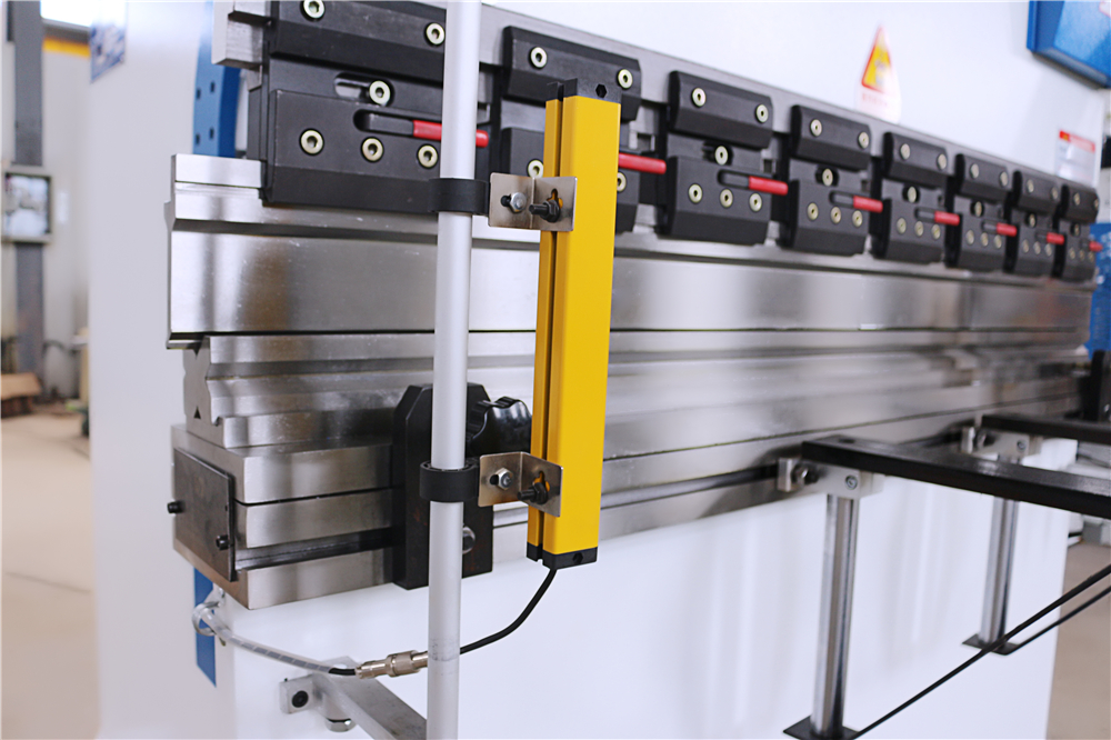 3+1 Axis Cnc Hydraulic Press Brake With Esa System 3+1 Axis Cnc Hydraulisk kantpresse med Esa System