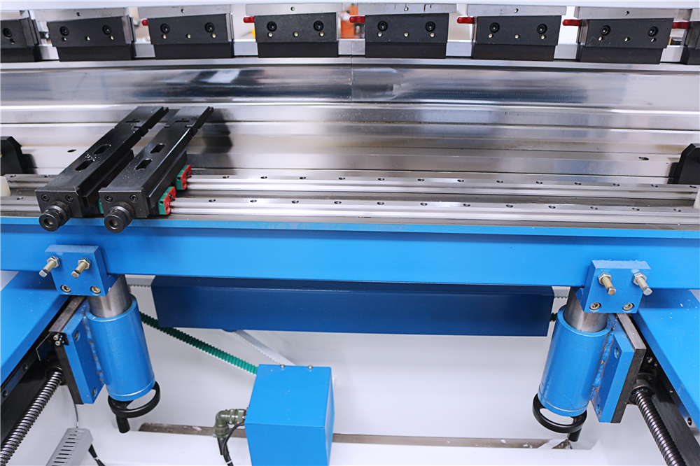 3+1 Axis Cnc Hydraulic Press Brake With Esa System 3+1 Axis Cnc Hydraulisk kantpresse med Esa System