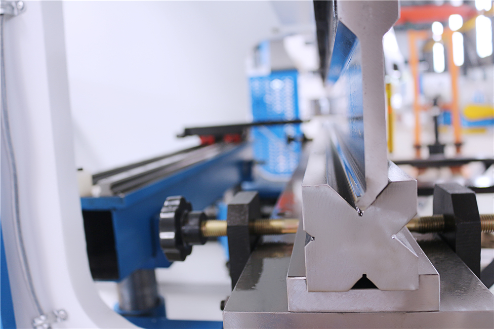 3+1 Axis Cnc Hydraulic Press Brake With Esa System 3+1 Axis Cnc Hydraulisk kantpresse med Esa System