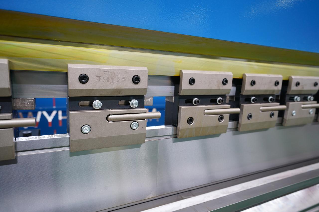 4 Axis Cnc Tandem Press Brake With Delem Da58t 2d Graphical Controller 4-akset Cnc Tandem kantpresse med Delem Da58t 2d grafisk controller