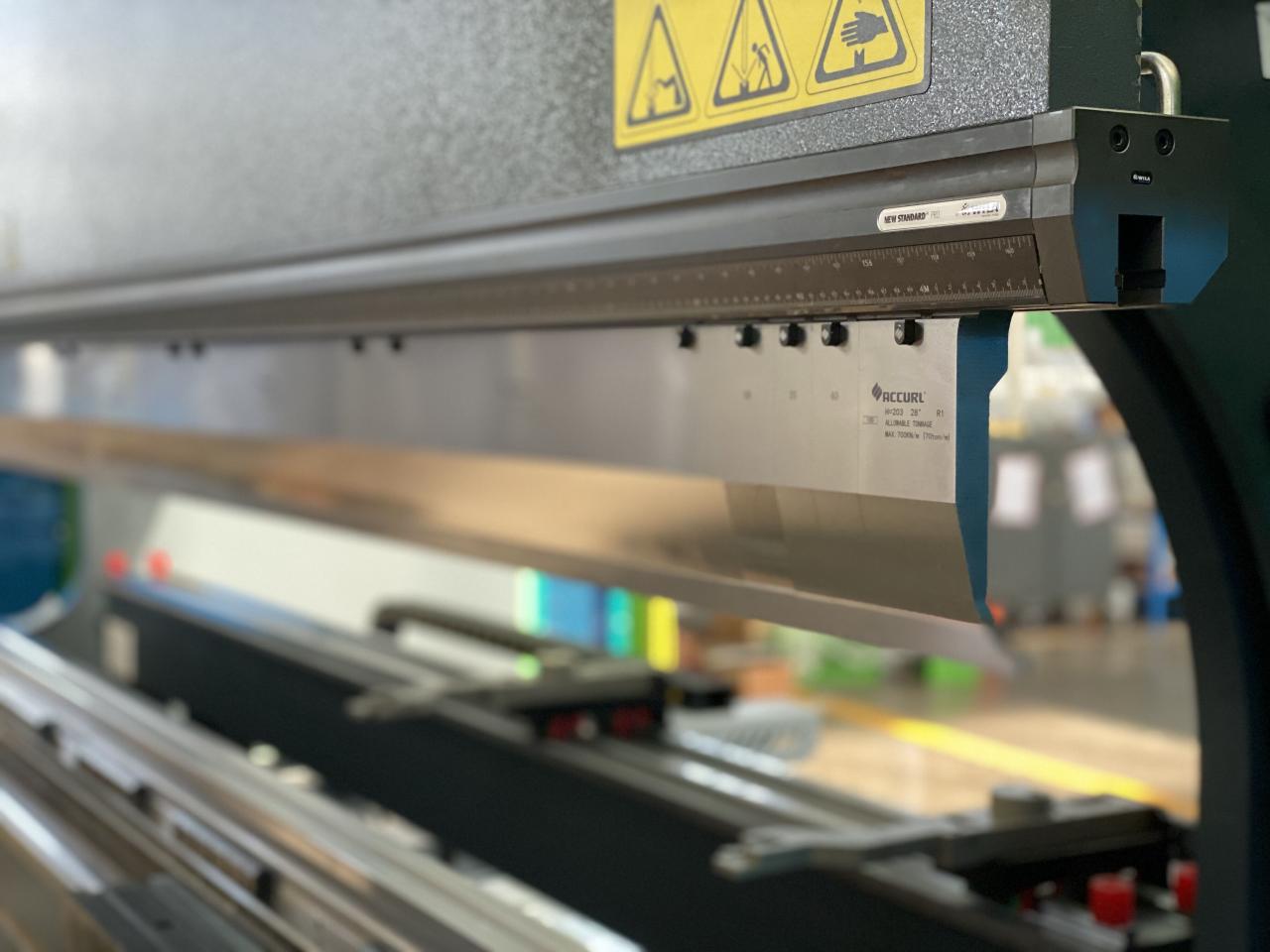 China 220t Cnc Bending Machine 6+1 Axis Hydraulic Press Brake Price Kina 220t Cnc bukkemaskine 6+1 akse hydraulisk kantpresse Pris