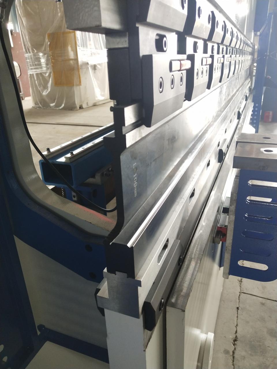 China Metal Hydraulic Press Brake Machine With Reasonable Price Kina metal hydraulisk kantpressemaskine med rimelig pris