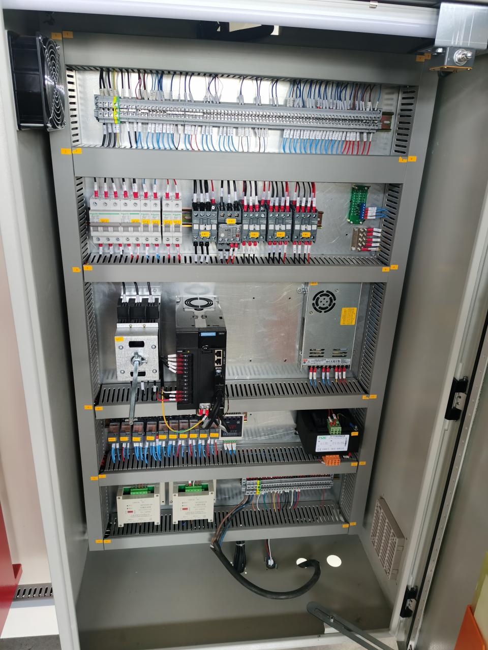 China Metal Hydraulic Press Brake Machine With Reasonable Price Kina metal hydraulisk kantpressemaskine med rimelig pris