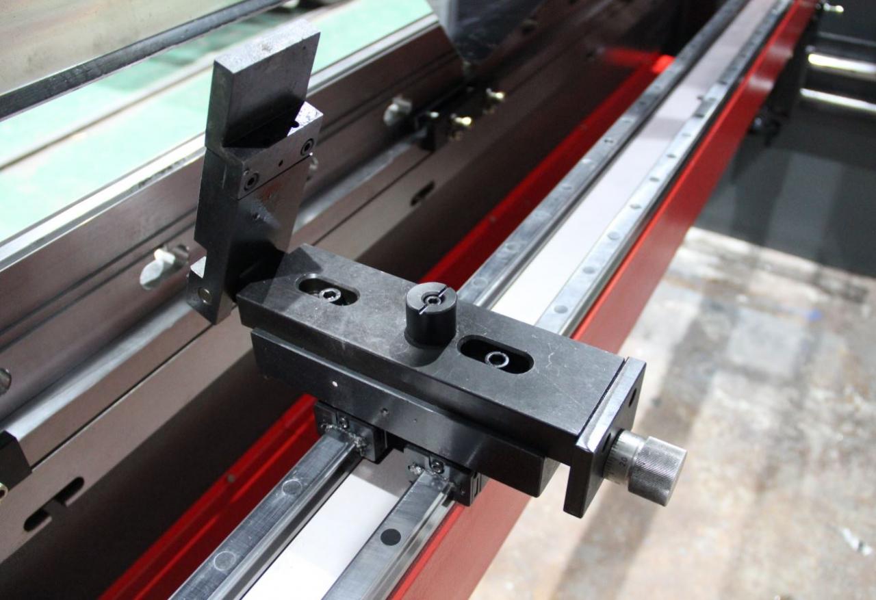 Delem Da66t 125 3+1 4+1 6+1 8+1 Cnc Hydraulic Press Brake For Metal Plate Bending Delem Da66t 125 3+1 4+1 6+1 8+1 Cnc Hydraulisk kantpresse til bøjning af metalplader