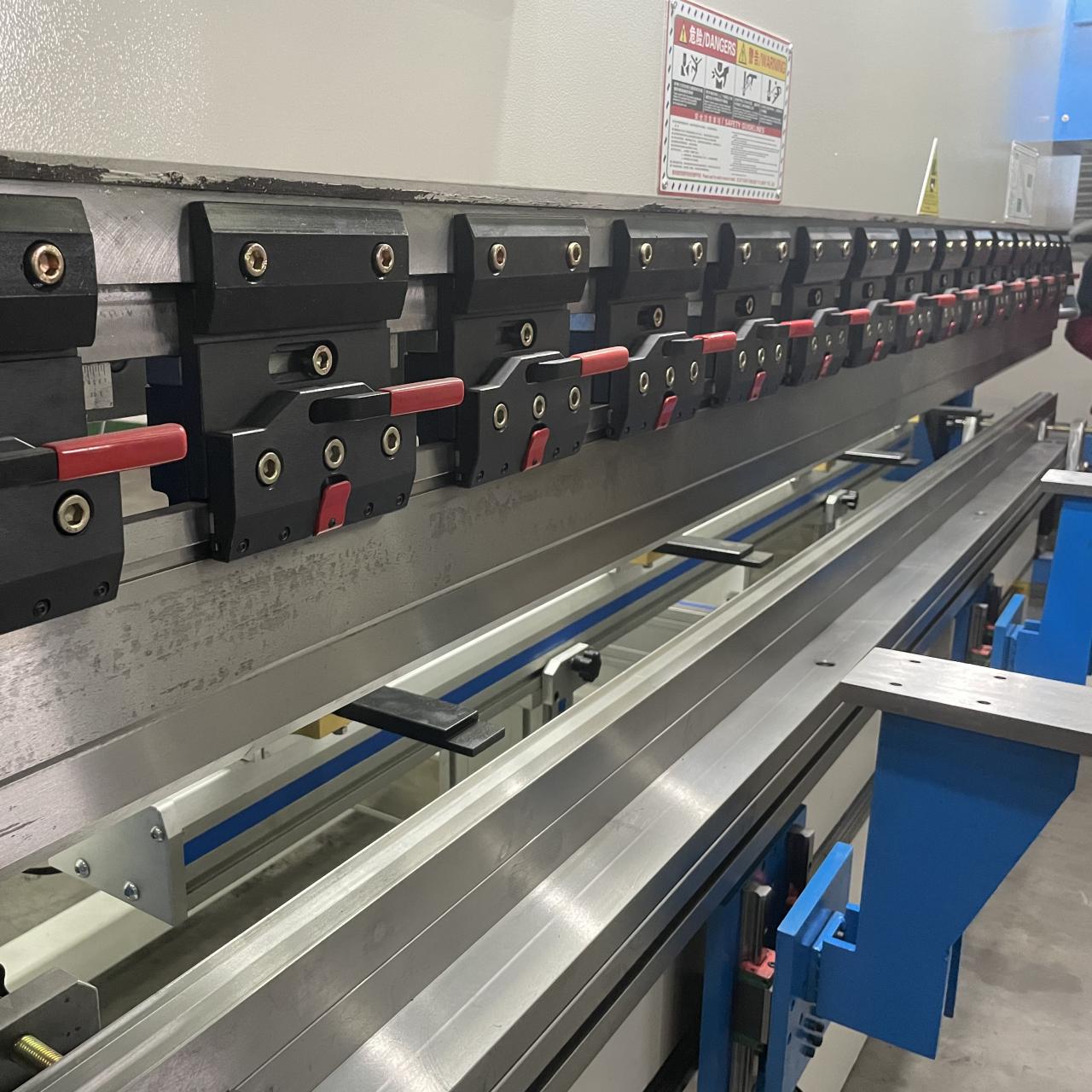 High Quality 3m Press Brake Machine Hydraulic 100 Ton For Sheet Metal Bending Højkvalitets 3m kantpressemaskine hydraulisk 100 ton til pladebøjning