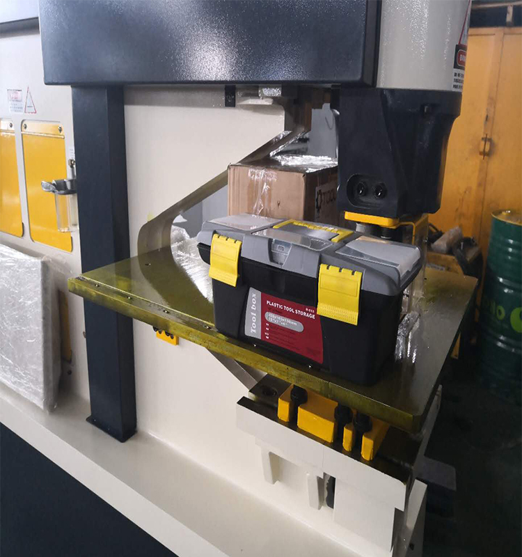 Metal Cutting Hydraulic Steelworkers Machine For Punching Cropping Notching Cutting Metalskæring Hydraulisk stålbearbejdningsmaskine til udstansning Beskæring Notching skæring