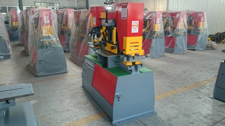 Q35y Series Multifunctional Hydraulic Iron Worker Combined Shearing And Punching Machine Q35y-serien multifunktionel hydraulisk jernarbejder kombineret klip- og stansemaskine