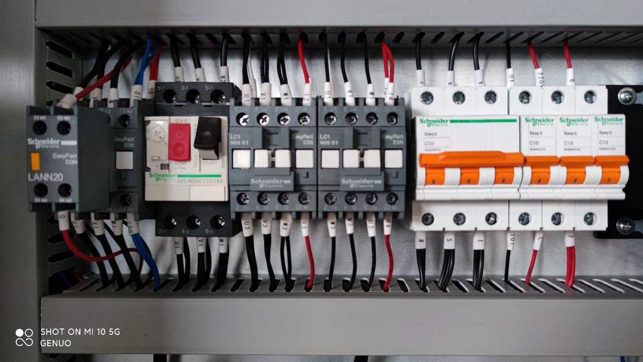 Qc11k Hydraulic Shear Machine And Guillotine Shearing Machine For Sheet Metal Cutting Qc11k Hydraulisk skæremaskine og guillotineklippemaskine til pladeskæring